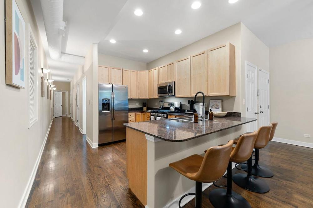 Stylish 2BR Walk to Rush UIC 10 Min Downtown Chicago Free Parking Wifi